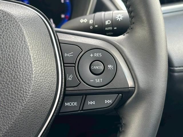 【レーダークルーズコントロール】装備車両です。レーダーやカメラを使って前を走るクルマの状況を検知して速度を調整してくれます。遠距離ドライブの高速道路などでは大活躍で疲労軽減に役立ちます。