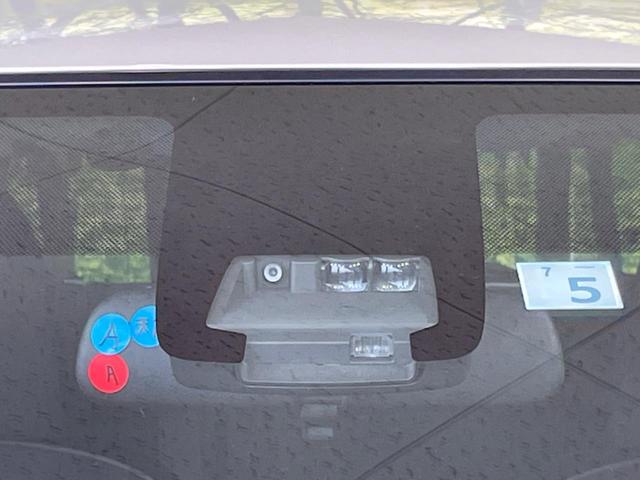 【プリクラッシュセーフティ】前方の車両等を検知し、衝突しそうな時は警報で注意を促し、ブレーキを踏む力をサポート。ブレーキを踏めなかった場合は衝突被害軽減ブレーキが作動、衝突回避をサポートします。