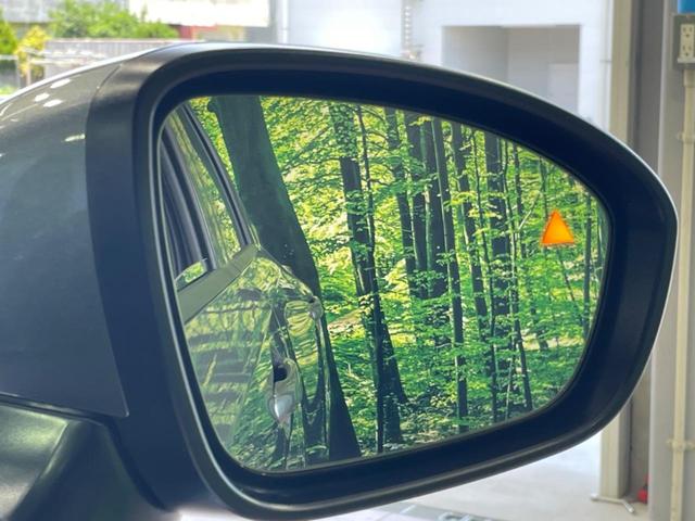 【後方車輛検知】走行中、ドアミラーの死角になりやすい箇所に後続車が接近するとサイドミラー付近に警告を表示、ドライバーに注意喚起をしてくれます。
