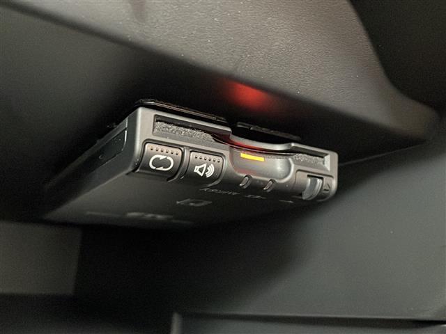 【ＥＴＣ】有料道路を利用する際に料金所で停止することなく通過できる、ＥＴＣ車載器（ノンストップ自動料金収受システム機器）が装備されています。セットアップを行うことで利用可能になります。