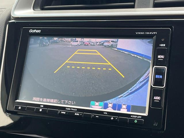 【バックカメラ】駐車時に後方がリアルタイム映像で確認できます。大型商業施設や立体駐車場での駐車時や、夜間のバック時に大活躍！運転スキルに関わらず、今や必須となった装備のひとつです！