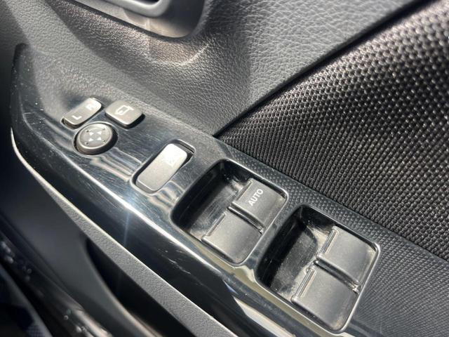 【電動格納ミラー】サイドミラーは電動格納式となっており、狭い駐車場でもキズがつくリスクを抑えられます。