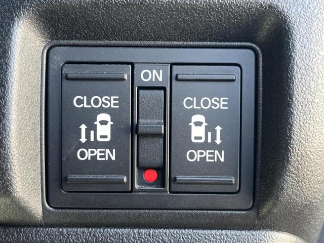 【両側パワースライドドア】スマートキーや運転席のスイッチで後席両側スライドドアの開閉が可能♪電動だから力を入れてドアを開ける必要が無く、小さなお子様でも簡単に開け閉めでき快適です♪