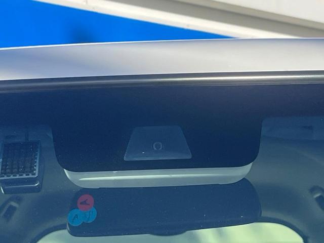 【ホンダセンシング】走行中に前方の車両等を認識し、衝突しそうな時は警報とブレーキで衝突回避と被害軽減をアシスト。より安全にドライブをお楽しみいただけます。