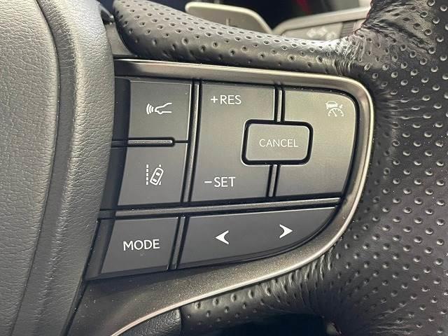 【レーダークルーズコントロール】装備車両です。レーダーやカメラを使って前を走るクルマの状況を検知して速度を調整してくれます。遠距離ドライブの高速道路などでは大活躍で疲労軽減に役立ちます。