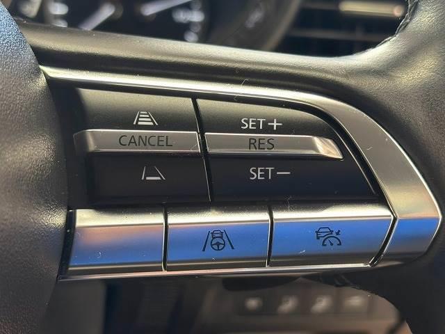 【レーダークルーズコントロール】装備車両です。レーダーやカメラを使って前を走るクルマの状況を検知して速度を調整してくれます。遠距離ドライブの高速道路などでは大活躍で疲労軽減に役立ちます。