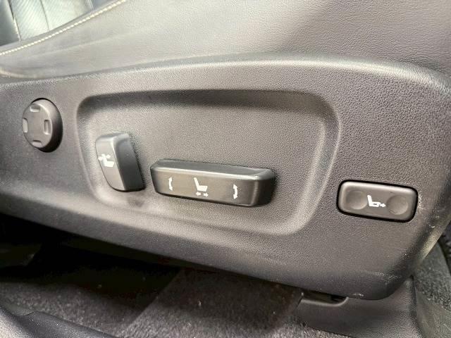【電動リクライニング】は細やかな調整ができ、体格を問わずベストポジションがとれ長距離ドライブも快適です。