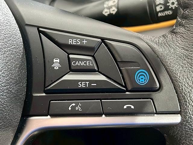 【プロパイロット】運転支援システムが搭載されております。全車速域追従式クルーズコントロールやレーンキープで長距離運転をアシスト。
