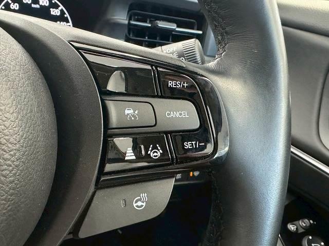 【レーダークルーズコントロール】装備車両です。レーダーやカメラを使って前を走るクルマの状況を検知して速度を調整してくれます。遠距離ドライブの高速道路などでは大活躍で疲労軽減に役立ちます。