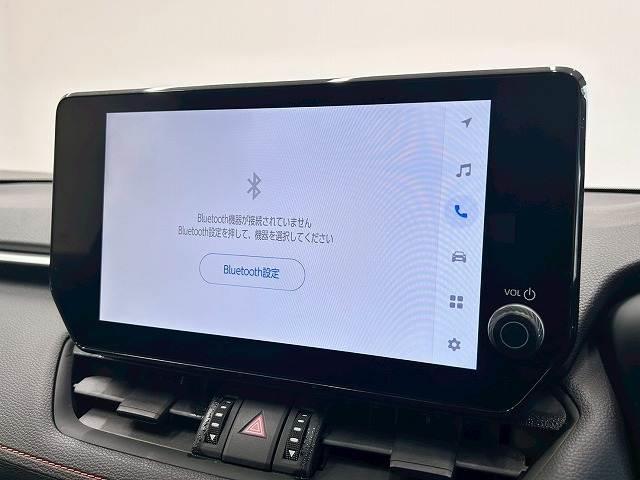 【純正ディスプレイオーディオ】ＦＭ・ＡＭラジオやブルートゥース接続など多彩な機能を併せ持っており、インパネ周りがすっきりしてますね！追加オプションでナビ機能やフルセグＴＶ、ＤＶＤ再生なども可能です。