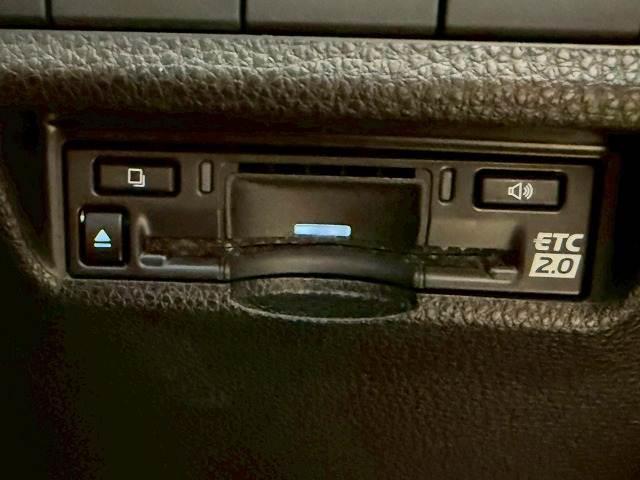 【ＥＴＣ車載器】を装備しておりますので、ご納車直後からの遠距離ドライブも可能です。土日の利用料金の割引や、朝夕の通行料金を割引料金で高速道路をお楽しみいただけます。