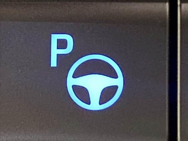 【自動駐車機能】駐車場へ到着した際に設定するだけで面倒な駐車をアシストしてくれる便利機能。