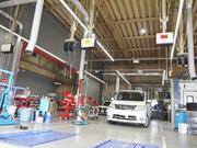 広いサービス工場内では車検・一般整備用のスペースと・・