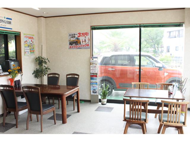 作業の間は店内でお待ちください。ドリンクサービスあります♪