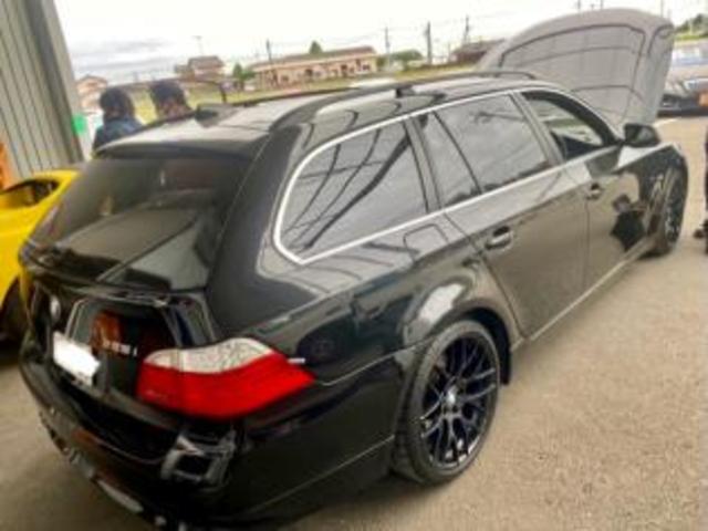 BMW 525i touring フロントガラス破損 純正フロントガラス交換作業。社外フロントガラスも取り扱っています。BMW車検整備修理。      栃木県小山市カワマタ商会グループ(株)Kレボリューション